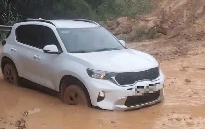 Ô tô mắc kẹt giữa đường. Ảnh: NDCC.