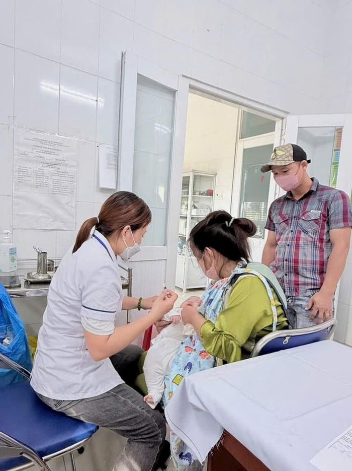 Trẻ em đang được uống vắc xin Rota tại một Trạm Y tế ở TPHCM - Ảnh: BS cung cấp