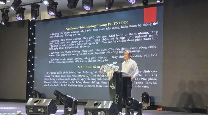Ông Nguyễn Cảnh Lam, Vụ trưởng Vụ Theo dõi công tác phòng, chống tham nhũng, lãng phí, tiêu cực, Ban Nội chính Trung ương trình bày tại lớp tập huấn. Ảnh: Văn phòng Bộ Y tế
