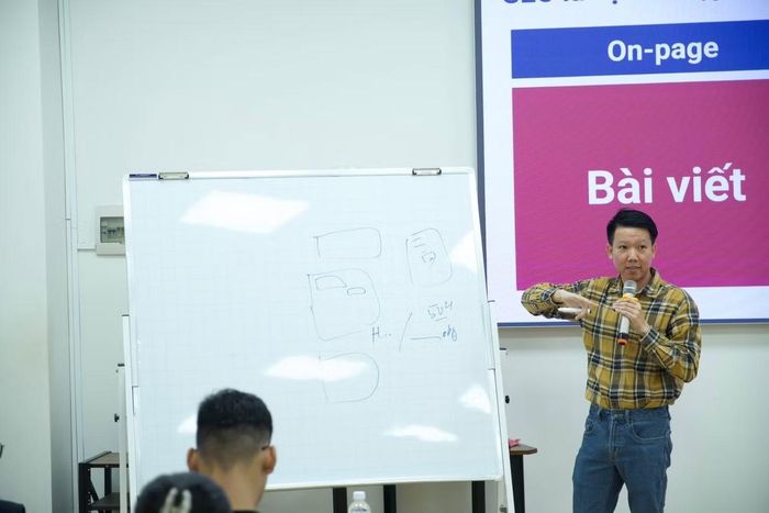  Anh Dy Khoa trong một buổi giảng kỹ năng viết. Viết là kỹ năng quan trọng với người làm truyền thông, trong đó có truyền thông khoa học. 