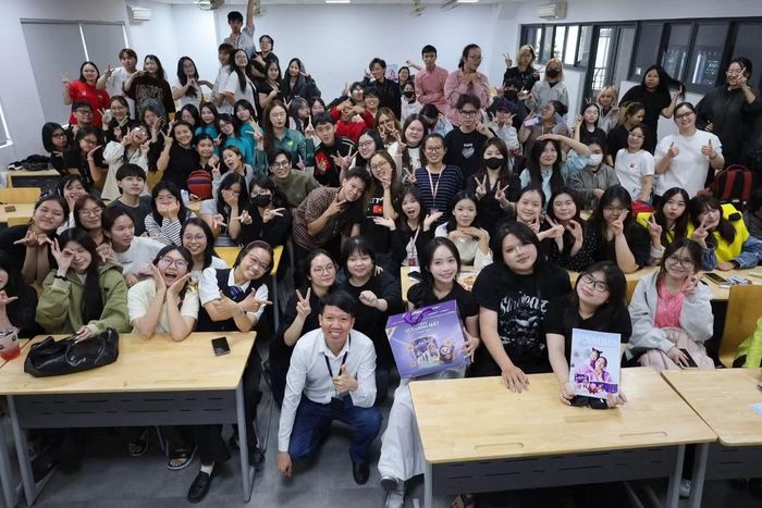  Anh Dy Khoa cùng sinh viên một lớp học Truyền thông marketing tích hợp (IMC) của Trường ĐH Văn Lang. 
