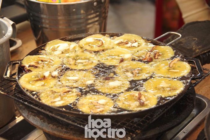  ﻿Ngoài việc trưng bày các món ăn đã làm sẵn, nhiều gian hàng còn chế biến ngay tại chỗ nhằm thu hút khách tham quan. 