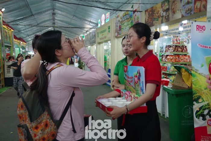  ﻿Các gian hàng tích cực giới thiệu sản phẩm của mình đến khách hàng tham quan lễ hội. 