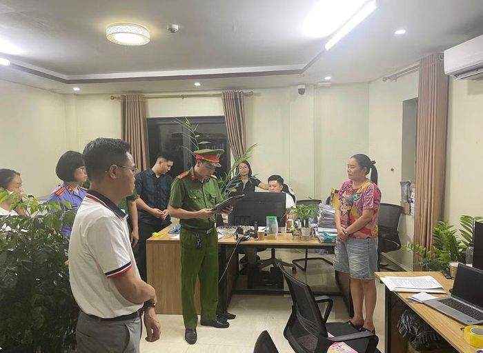 Công an khám xét trụ sở Công ty Cổ phần Tập đoàn SaPa TV. Ảnh: Báo Điện tử Chính phủ.