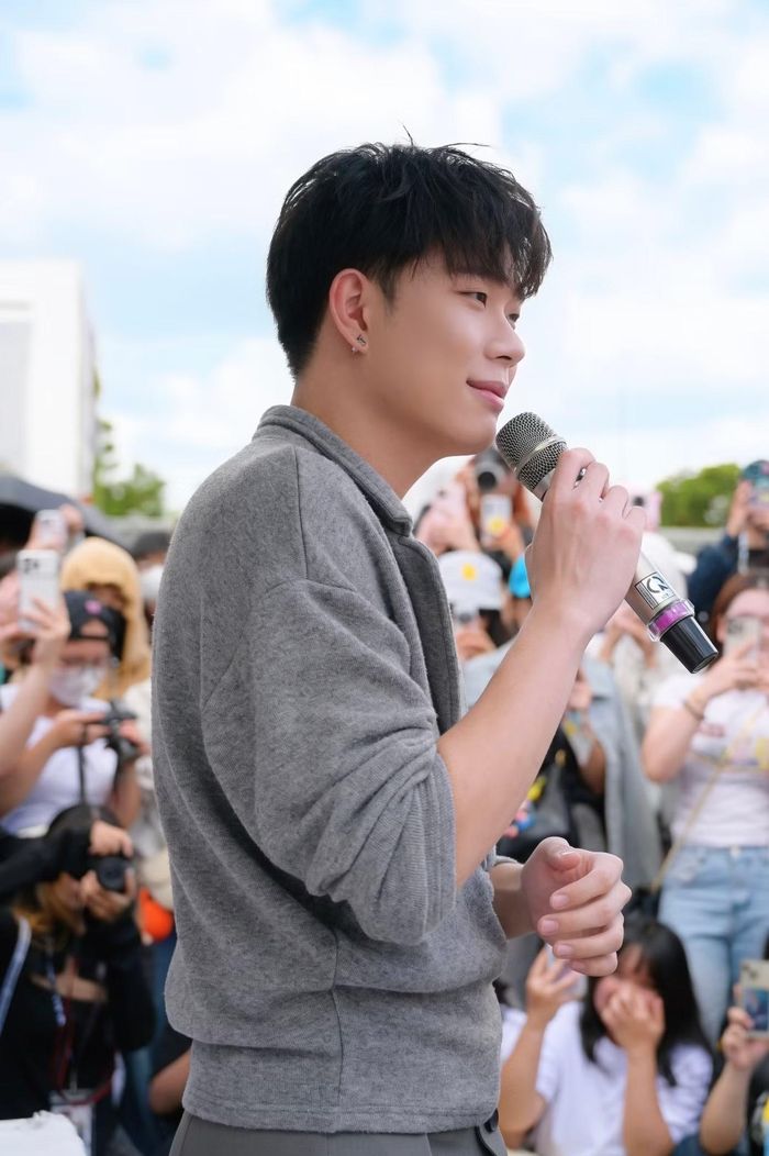 Dương Domic đã hát tặng fan ca khúc "Thế Giới Của Anh" khi các bạn Dopamine tới cổ vũ cho anh tại Livestage 3.
