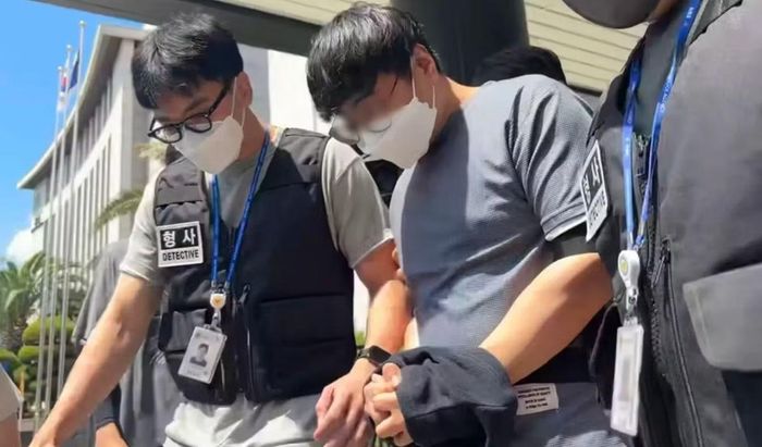 Cảnh sát Bu (ở giữa). Ảnh: News1.