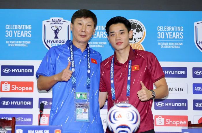 HLV Kim Sang-sik và cầu thủ Đình Bắc. (Ảnh: VFF)