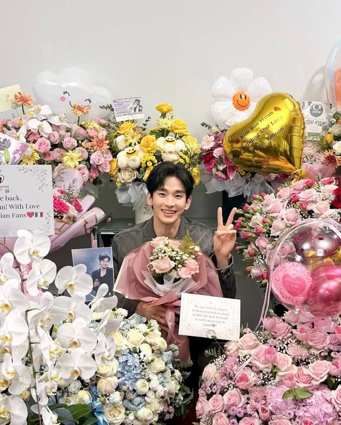Công ty chia sẻ hình ảnh Kim Soo Hyun chụp cùng hoa và quà từ người hâm mộ trong lịch trình tại Indonesia.