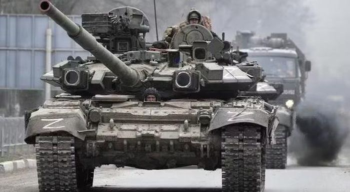 Điều này phù hợp với DNA thiết kế xe tăng Liên Xô - Nga. T-72, T-80 và T-90 vốn có kích thước tương đối gọn. Thay vì liên tục tăng độ dày giáp cơ bản, các kỹ sư có thể bổ sung những lớp bảo vệ bên ngoài qua từng thế hệ nâng cấp.
