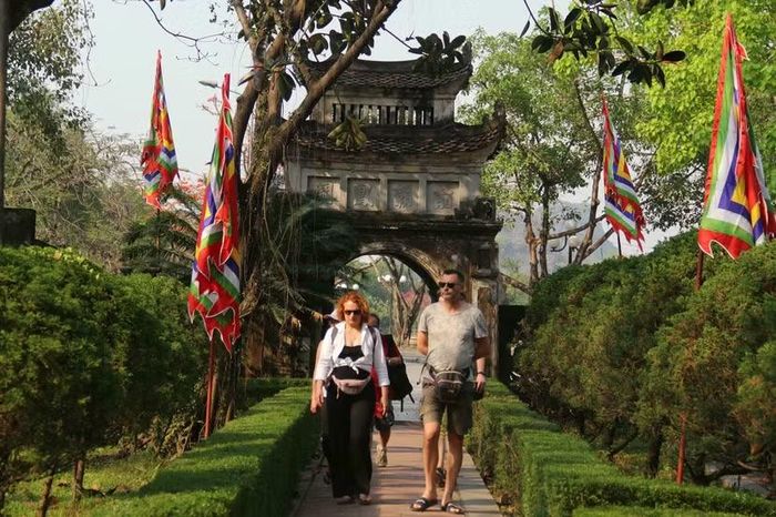 Khách quốc tế tham quan đền thờ vua Đinh Tiên Hoàng ở Ninh Bình