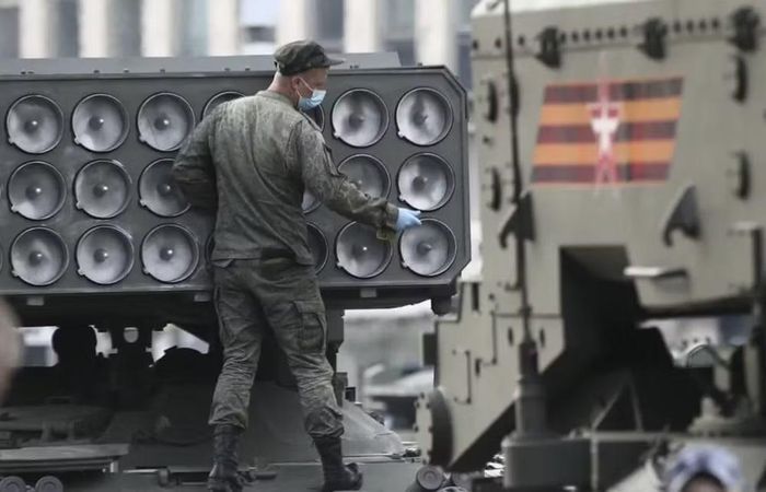 Việc Nga tăng cường giáp cho TOS-1A vì thế phản ánh một thay đổi đáng chú ý trong cách sử dụng loại vũ khí này. Thay vì tăng tầm bắn hoặc thay đổi hoàn toàn thiết kế, Moscow đang tìm cách kéo dài khả năng sống sót của một hệ thống đã được phát triển từ thời Liên Xô.