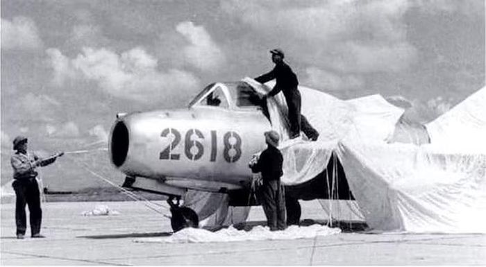 Từ cuối năm 1950, các phi công Mỹ bắt đầu đối mặt với những biên đội MiG hoạt động từ các căn cứ ở khu vực Mãn Châu. Không quân Mỹ gọi khu vực tác chiến này là "MiG Alley".