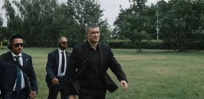 Ông Zelensky cũng tiết lộ ông Fedorov từng đề xuất thành lập Bộ Chiến tranh với cơ cấu chỉ huy quân sự thuộc về bộ trưởng. Ý tưởng này được cho là một trong những nguồn gốc dẫn đến bất đồng nghiêm trọng giữa ông Fedorov và tướng Syrsky.