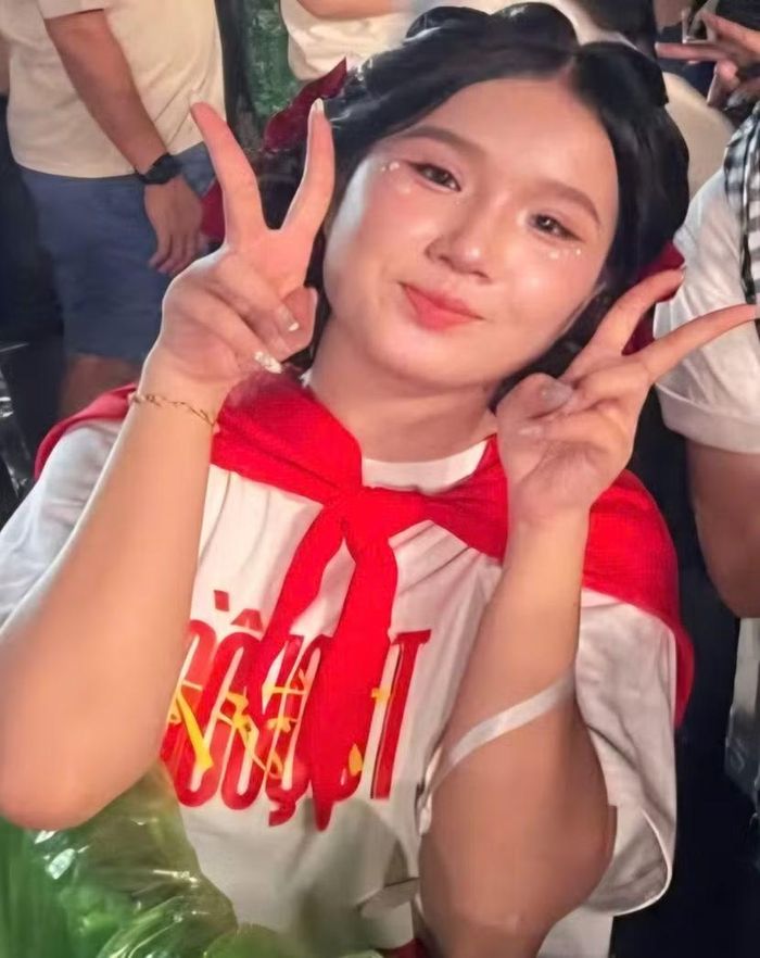 Bạn Trần Thị Kim Vy, 21 tuổi cho biết đây là lần đầu bạn tham dự một concert quốc gia như “Tổ quốc trong tim”.