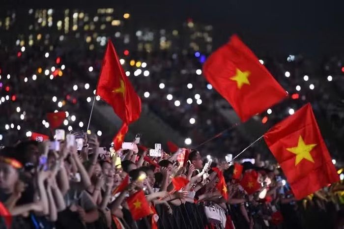 Hàng nghìn khán giả tham gia trực tiếp tại sự kiện concert quốc gia "Âm vang tổ quốc".