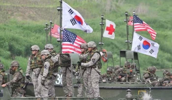 "Động thái của Washington không chỉ khiến Seoul lo ngại mà còn tác động tới các đồng minh trên toàn Ấn Độ - Thái Bình Dương, khiến họ hoài nghi về độ ổn định trong quan hệ với Mỹ", ông Ian Brzezinski, cựu thứ trưởng quốc phòng phụ trách chính sách châu Âu và NATO, nhận định.