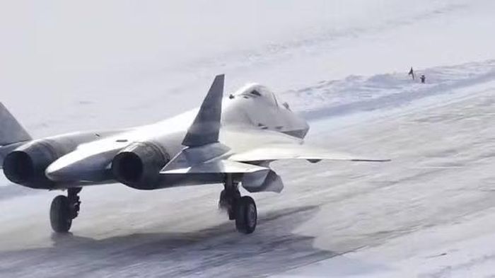 Các chuyên gia nhận định mô hình phát triển này hiện có vẻ khả thi nhất. Một mặt, UAV đang đảm nhiệm một số chức năng. Mặt khác, các quyết định quan trọng vẫn thuộc về con người. Do vậy còn quá sớm để nói về việc loại bỏ hoàn toàn phi công.