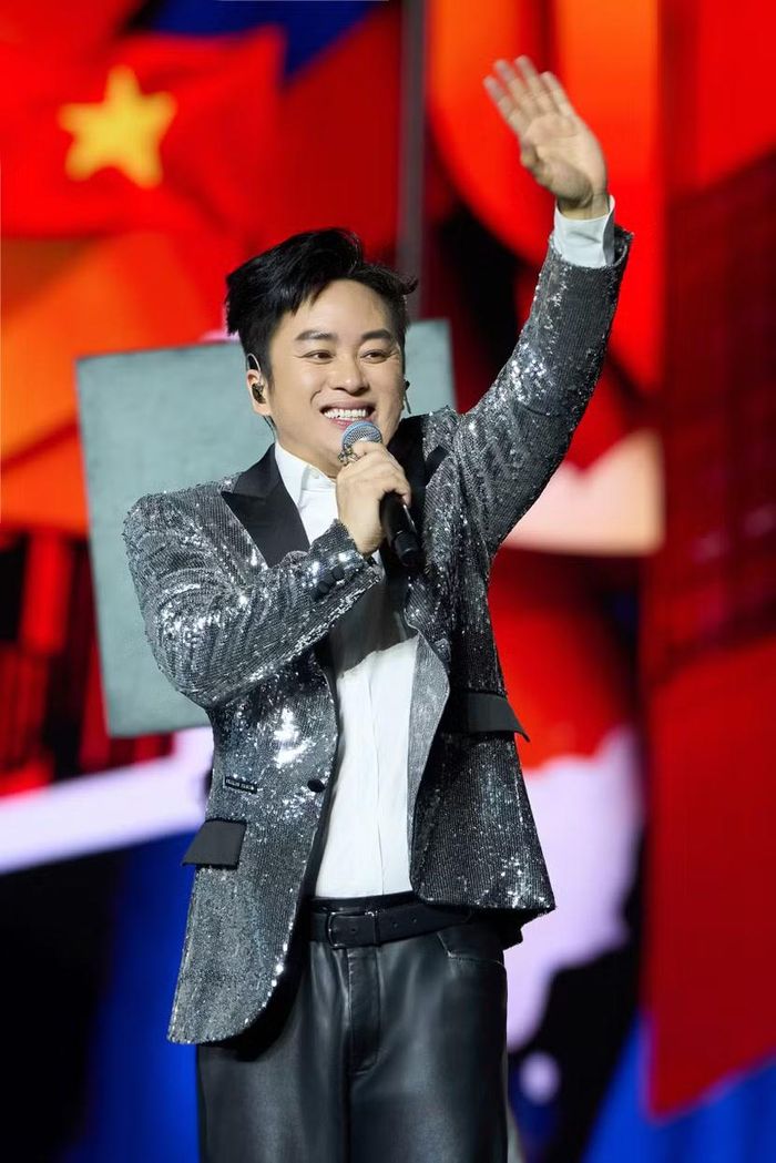 Tùng Dương sẽ thể hiện “Đường tới ngày vinh quang” và “Khát vọng vinh quang” trước giờ bóng lăn