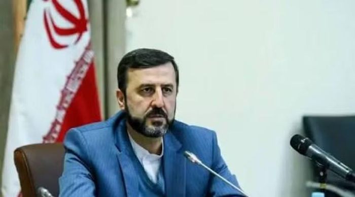Thứ trưởng Ngoại giao Iran Kazem Gharibabadi lập tức bác bỏ tuyên bố này. “Ông tuyên bố Iran đã thất bại, nhưng Mỹ lại phải phát động cuộc tấn công tài chính lớn nhất lịch sử và huy động tất cả các cơ quan có thẩm quyền. Vậy đây là chiến thắng hay sự thừa nhận thất bại?”, ông viết trên X.