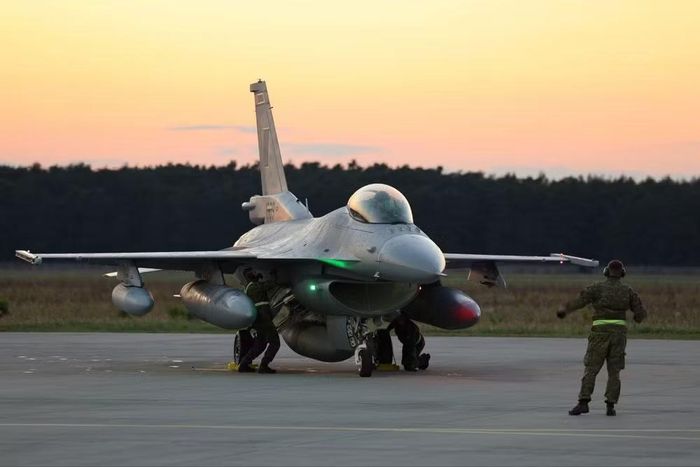 Trên máy bay chiến đấu F-16V, hệ thống Viper Shield tạo ra một lá chắn điện tử ảo giúp tăng cường an ninh cho máy bay, nhờ hệ thống gây nhiễu tần số vô tuyến kỹ thuật số đa tần.
