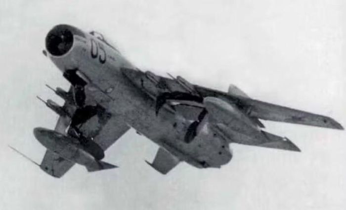 Về tốc độ, cả 2 đều vượt Mach 1 trong điều kiện phù hợp. F-100 có tốc độ tối đa khoảng Mach 1,4, trong khi MiG-19 có thể đạt khoảng Mach 1,3. Tuy nhiên, tốc độ tối đa không phản ánh toàn bộ khả năng chiến đấu.