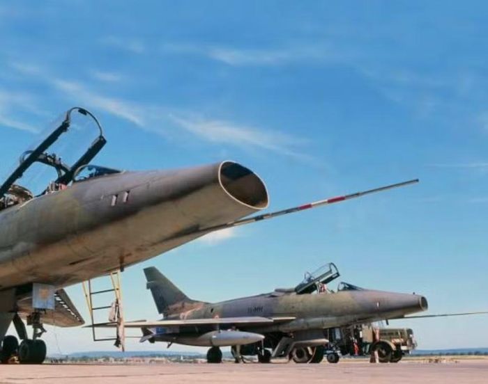 Khác biệt lớn còn nằm ở hệ thống điện tử. F-100 có thiết bị điện tử và hệ thống ngắm bắn tương đối tiên tiến, nhưng MiG-19 cũng có các biến thể được trang bị radar để thực hiện nhiệm vụ đánh chặn.