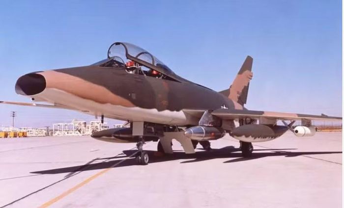 F-100 lại được phát triển với vai trò rộng hơn. Ngoài không chiến, nó có khả năng mang bom và rocket, sau này trở thành một trong những máy bay cường kích quan trọng của Mỹ tại Việt Nam. Máy bay được trang bị 4 súng máy 20 mm, cùng khả năng mang tải trọng vũ khí đáng kể.