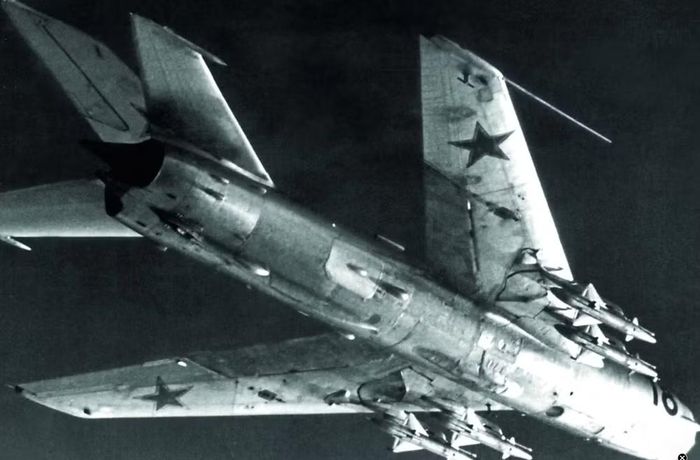 MiG-19 sử dụng 2 động cơ phản lực, còn F-100 chỉ có 1 động cơ. Việc bố trí 2 động cơ giúp MiG-19 có lực đẩy lớn và khả năng dự phòng nhất định, nhưng đồng thời khiến máy bay nặng và phức tạp hơn. F-100 theo hướng đơn giản hơn với 1 động cơ J57, nhưng động cơ này có lực đẩy rất mạnh so với thời kỳ đó.
