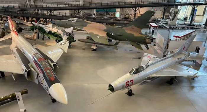 Điều thú vị là cả 2 sau đó đều bị những thế hệ mới hơn nhanh chóng vượt qua. MiG-21 trở thành biểu tượng của dòng tiêm kích MiG, trong khi F-4 Phantom II dần đảm nhiệm nhiều nhiệm vụ mà F-100 từng thực hiện.