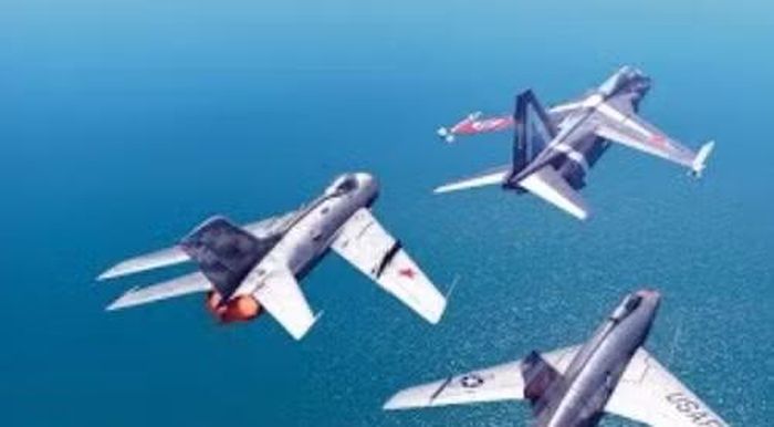 MiG-19 thực hiện chuyến bay đầu tiên năm 1953 và được đưa vào sản xuất hàng loạt từ năm 1955, trong khi F-100 bay lần đầu năm 1953 và vào biên chế Không quân Mỹ năm 1954.