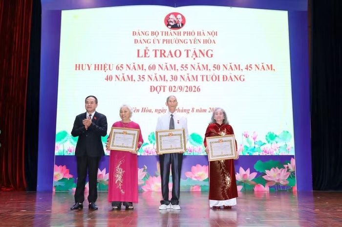 Trung tướng Nguyễn Thanh Tùng, Anh hùng lực lượng vũ trang nhân dân, Ủy viên Ban Thường vụ Thành ủy, Bí thư Đảng ủy, Giám đốc CATP Hà Nội trao Huy hiệu 65 năm tuổi đảng tặng các đảng viên lão thành