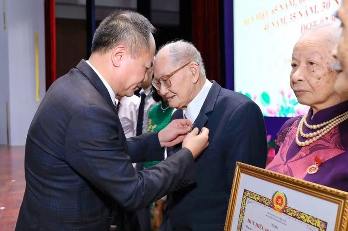 Trung tướng Nguyễn Thanh Tùng trao Huy hiệu 60 năm tuổi Đảng tặng các đảng viên lão thành