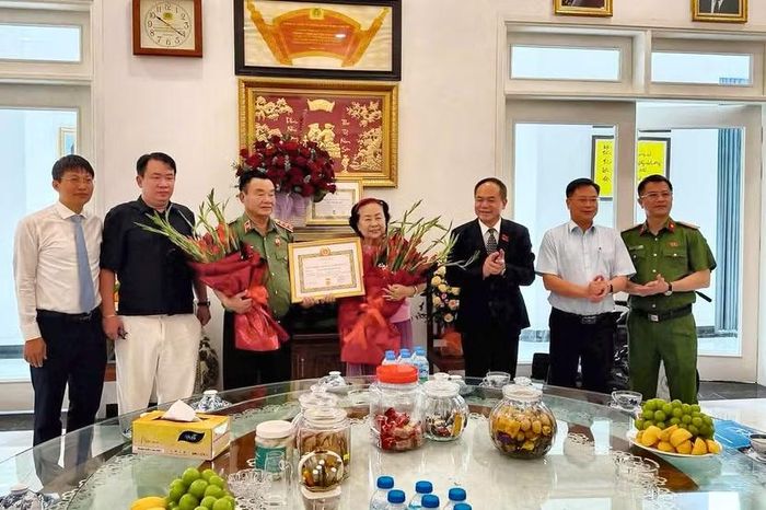 Trung tướng Nguyễn Thanh Tùng trao huy hiệu 60 năm tuổi Đảng tặng Thượng tướng Nguyễn Khánh Toàn, nguyên Thứ trưởng Thường trực Bộ Công an
