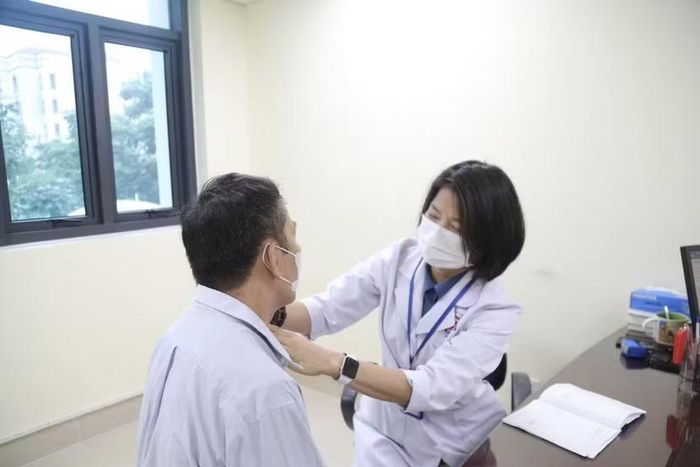 Bác sĩ Bệnh viện K khám cho bệnh nhân