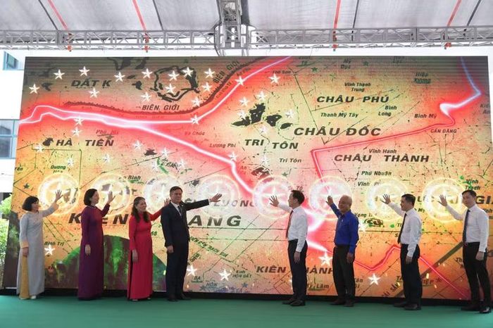 Các đại biểu thực hiện nghi thức khai mạc trưng bày. Ảnh: Phạm Sỹ