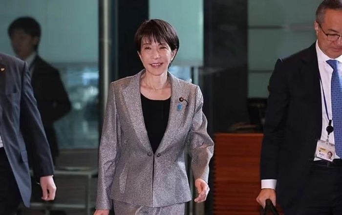 Thay vì thường xuyên tiếp xúc với truyền thông, bà Takaichi sử dụng mạng xã hội X để trao đổi thông tin. Phong cách lãnh đạo và cách kết nối trực tiếp với cử tri được cho là những yếu tố giúp bà giành chiến thắng vang dội trong cuộc bầu cử hồi tháng 2.