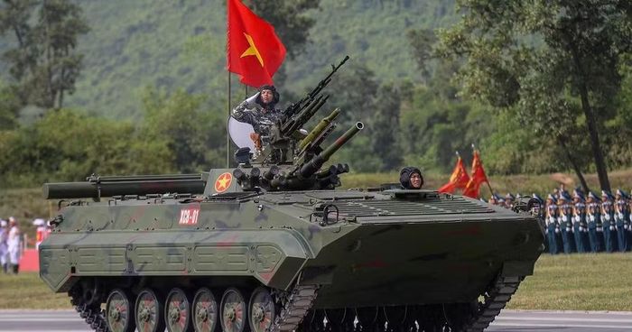 Chiếc IFV này nặng khoảng 15 tấn và được thiết kế để chở tối đa 8 binh sĩ cộng với 3 người vận hành. Nó được trang bị động cơ 300 mã lực. Tốc độ tối đa của xe là 65 km/h trên đất liền và 7 km/h trên mặt nước.