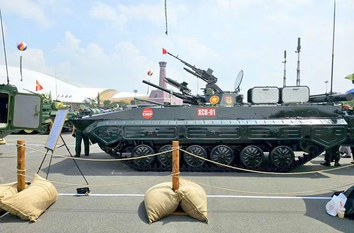 Vũ khí gồm pháo nòng trơn 73 mm với hệ thống nạp đạn tự động, súng máy 7,62 mm, bệ phóng tên lửa chống tăng B72 và súng máy phòng không 12,7 mm. Xe chiến đấu bộ binh này còn được trang bị bộ thu cảnh báo laser, ống phóng lựu khói và hệ thống dập lửa tự động.