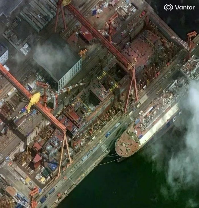 Hiện nay, tàu sân bay lớn nhất của Trung Quốc đã hoàn thành là Type 003 Fujian (Phúc Kiến), dài khoảng 303 mét ở mớn nước và 316 mét toàn thân, trong khi tàu USS Gerald R. Ford của Mỹ có chiều dài tổng thể là 337 mét.