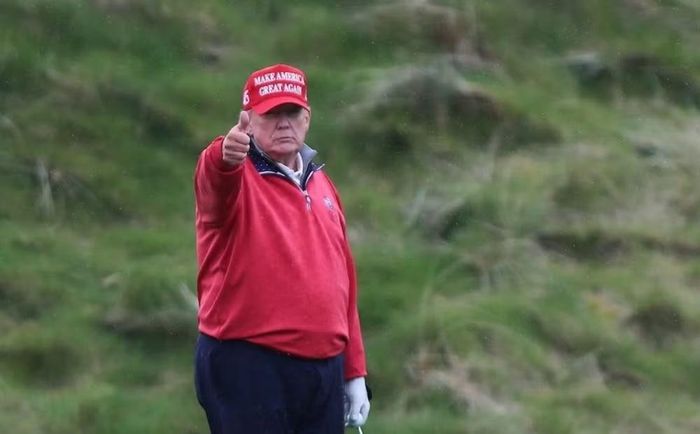 Ông Trump đôi khi nói đùa về ngoại hình và chế độ ăn uống của mình. Tổng thống Mỹ từng nói không muốn mặc áo chống đạn vì lo nó khiến ông trông béo hơn. Tại Phòng Bầu dục hồi tháng 5, ông cũng lên tiếng bảo vệ chế độ ăn uống của mình và nói rằng bản thân vẫn khỏe mạnh dù nhiều người thường chú ý đến cân nặng.