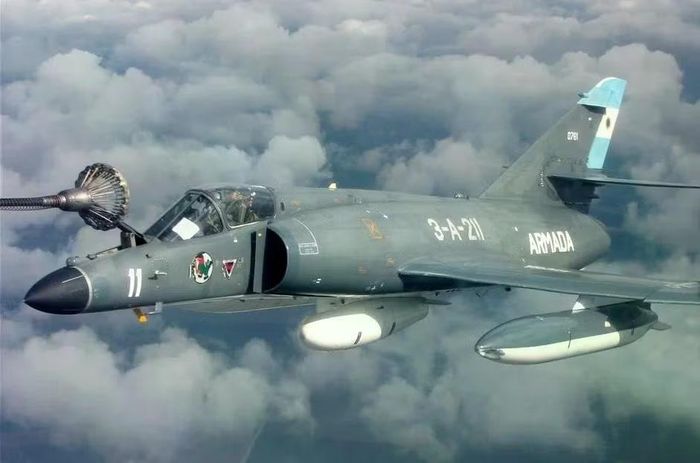 Hoạt động của thiết bị đòi hỏi loại đạn phóng đặc biệt mà Argentina không thể có được do hạn chế xuất khẩu của Anh. Năm 2019, họ đã nhận được 5 chiếc Super Étendard Modernisés (SEM) hiện đại hóa như một phần của thỏa thuận với Pháp trị giá 14 triệu euro.