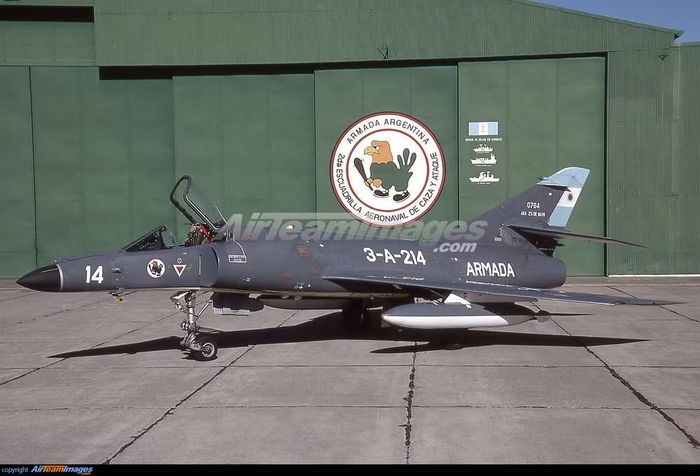 Super Étendard đã bắn hai tên lửa AM39 Exocet vào tàu khu trục HMS Sheffield của Anh. Một quả bắn trượt, trong khi quả thứ hai trúng đích và gây ra đám cháy lớn. Thủy thủ đoàn không thể dập tắt, vì vậy sau vài giờ, bộ chỉ huy ra lệnh bỏ tàu, HMS Sheffield sau đó đã bị chìm.