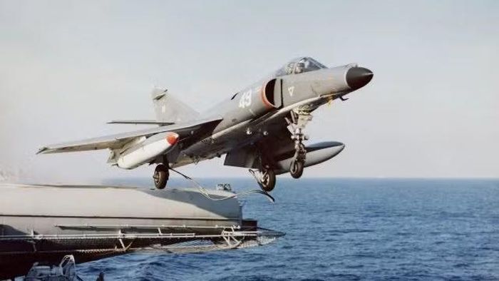 Mặc dù số lượng hạn chế, cường kích Super Étendard của Argentina vẫn được sử dụng để tấn công các tàu chiến Anh bằng tên lửa chống hạm Exocet, cũng như tập kích mục tiêu trên mặt đất.