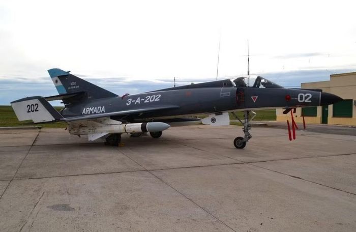Thông báo này được Tư lệnh Hải quân Argentina - Chuẩn đô đốc Roman Enrique Olivero đưa ra. Vấn đề chính đối với những phi cơ nói trên, khiến chúng không thể tiếp tục được giữ lại nằm ở ghế phóng Martin-Baker do Anh sản xuất.