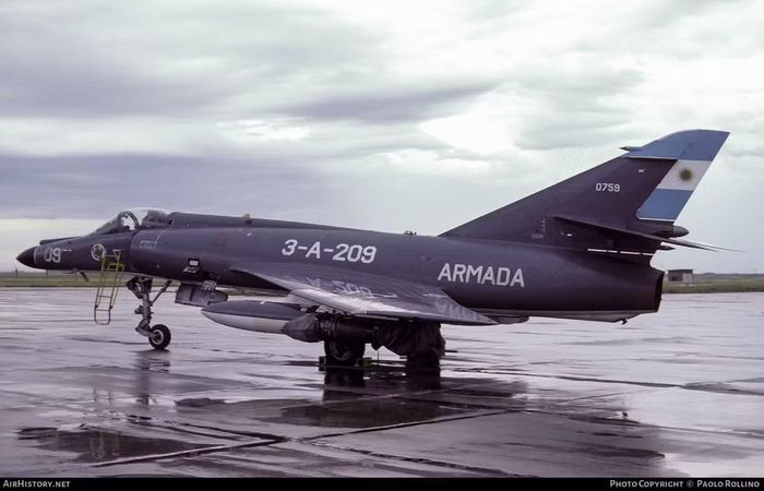 Cuộc tấn công đầu tiên của cường kích Super Étendard được thực hiện vào ngày 4/5/1982, khi 2 chiếc cất cánh từ căn cứ không quân Rio Grande và được tiếp nhiên liệu bởi một máy bay KC-130H Hercules.