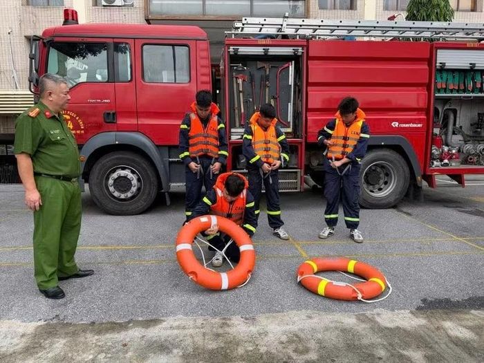 Cán bộ chiến sỹ kiểm tra áo phao, phao tròn, bổ sung áo phao, phao tròn lên xe chữa cháy và xe cứu nạn, cứu hộ