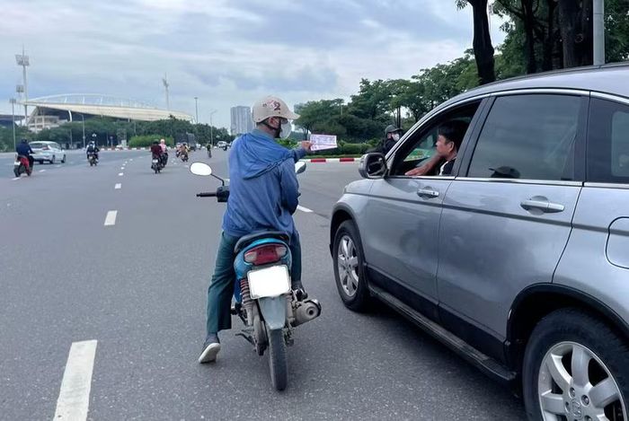 Một "phe vé" chào bán cho khách có nhu cầu mua vé