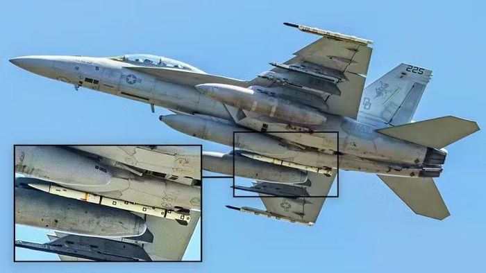 Tên lửa không chiến tầm cực xa này được phát triển và sản xuất bởi công ty Raytheon của Mỹ, nó được trang bị động cơ đẩy nhiên liệu rắn hiệu suất cao.