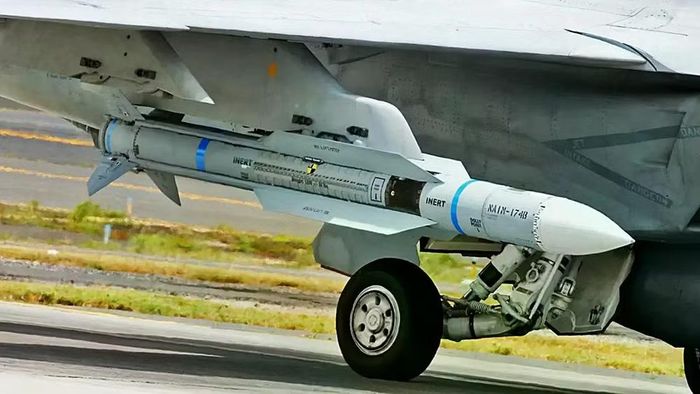 Song song với đó, Không quân Mỹ cũng đang phát triển tên lửa tầm xa AIM-260 của riêng mình . Tên lửa này cũng được định vị là phương tiện tấn công mục tiêu ở cự ly xa, nhưng hiện chưa có dữ liệu chính thức nào về tầm bắn và các đặc điểm chính khác của vũ khí.