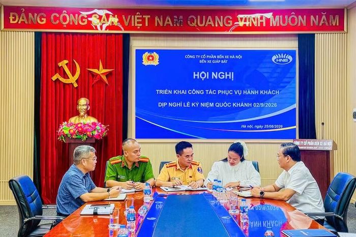Đại diện các doanh nghiệp vận tải ký cam kết chấp hành các quy định trong KDVT hành khách.